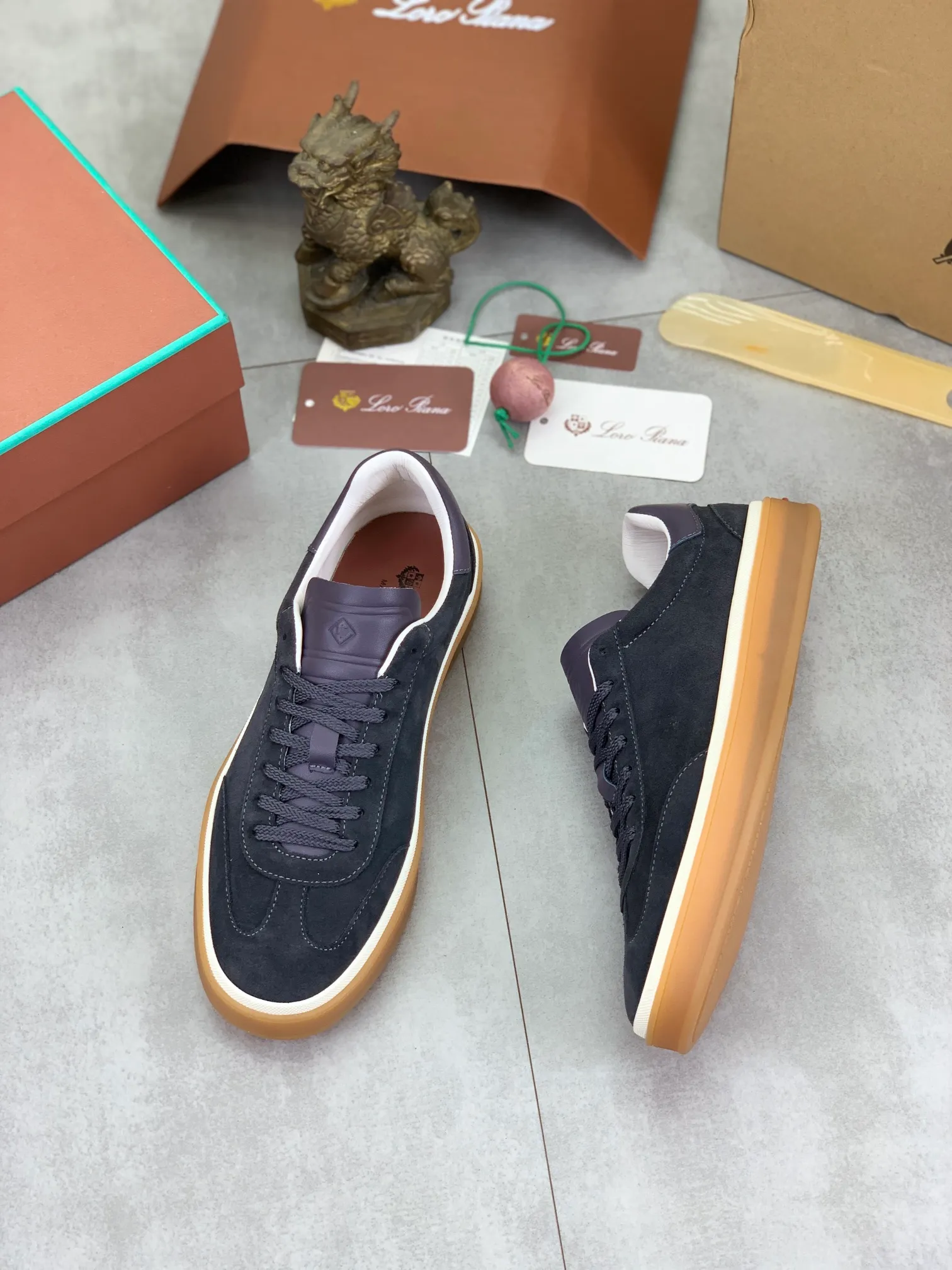 Men's Men's Shoes 💰P540 New 💰High Quality Loro Piana 💯Top Authentic Grade💯Buy the original 1:1 copy💯 Founded the existing Loro Piana company on April 24, 1924. It is now the sixth generation of family business, providing top quality products to customers who are discerning in taste and quality. Imported original fabrics, made of plain calfskin lining. Hand-sewn threads with cowhide feet. Original packaging. Size: 38-45. 7⃣️ colors available.